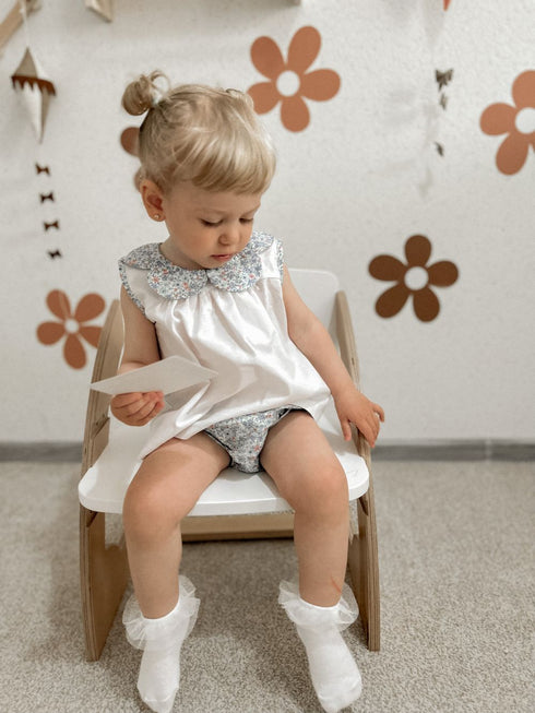 BLUSA CON CUELLO EN FORMA DE PÉTALOS